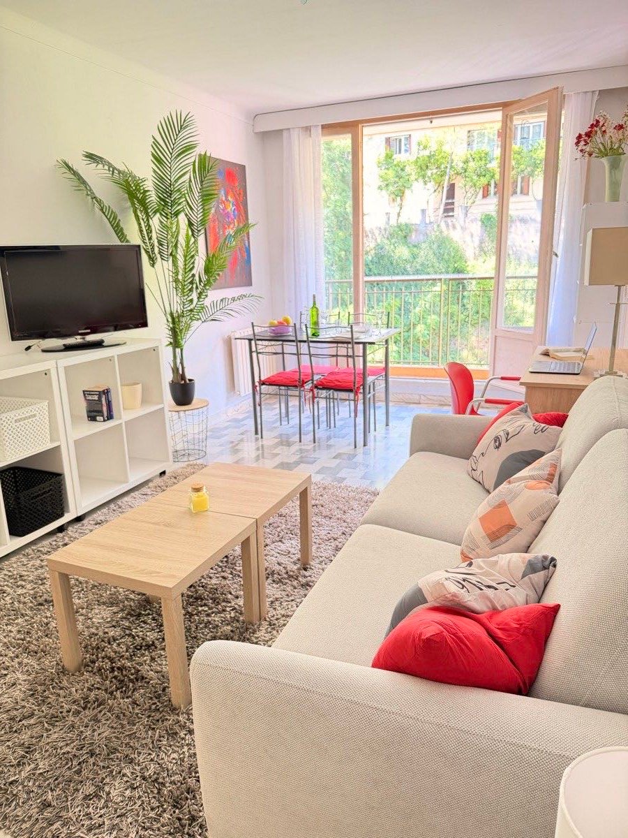 Salon d'un appartement loué en courte durée à Menton