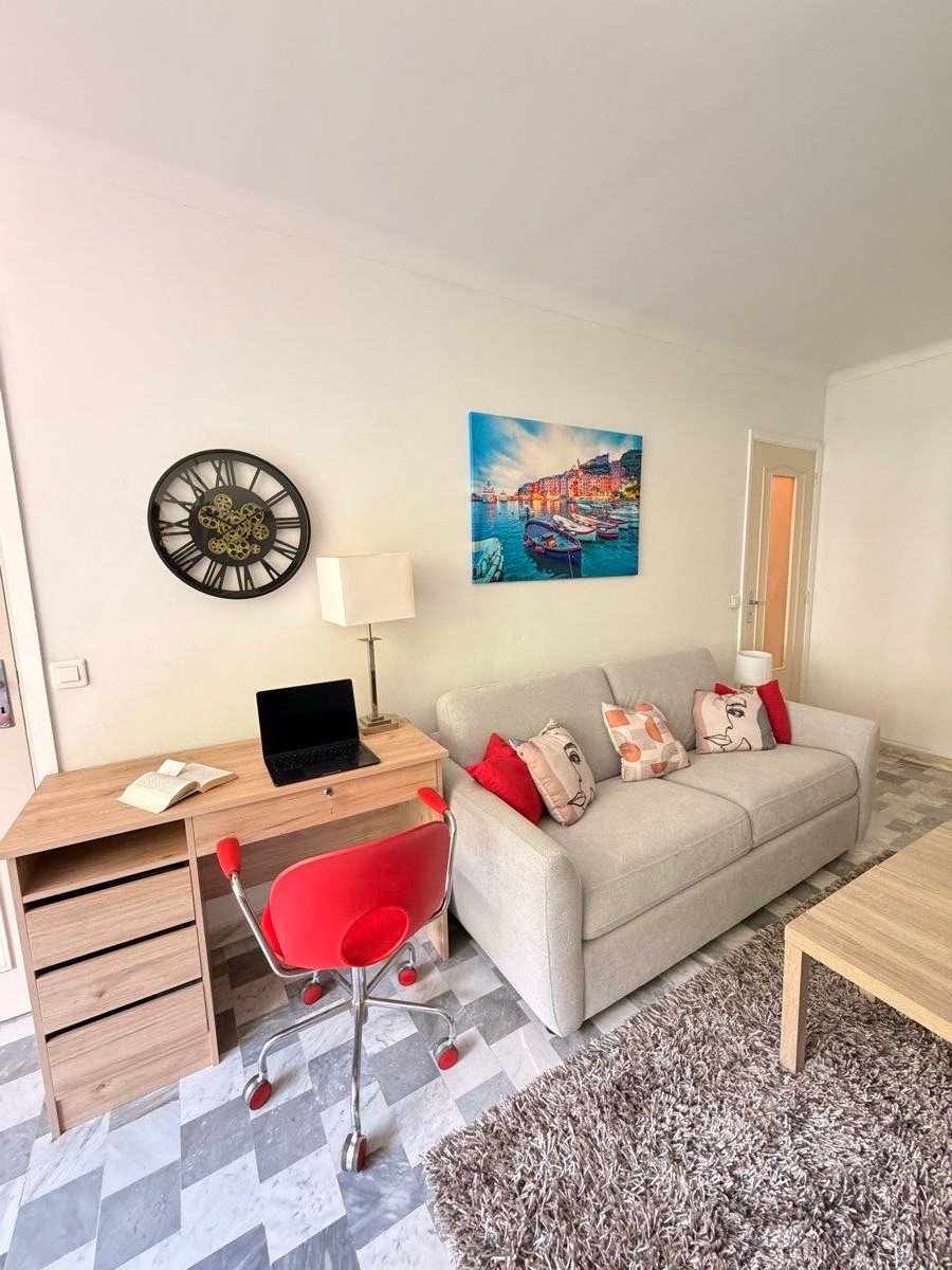 Séjour avec espace de travail, location courte durée à Menton