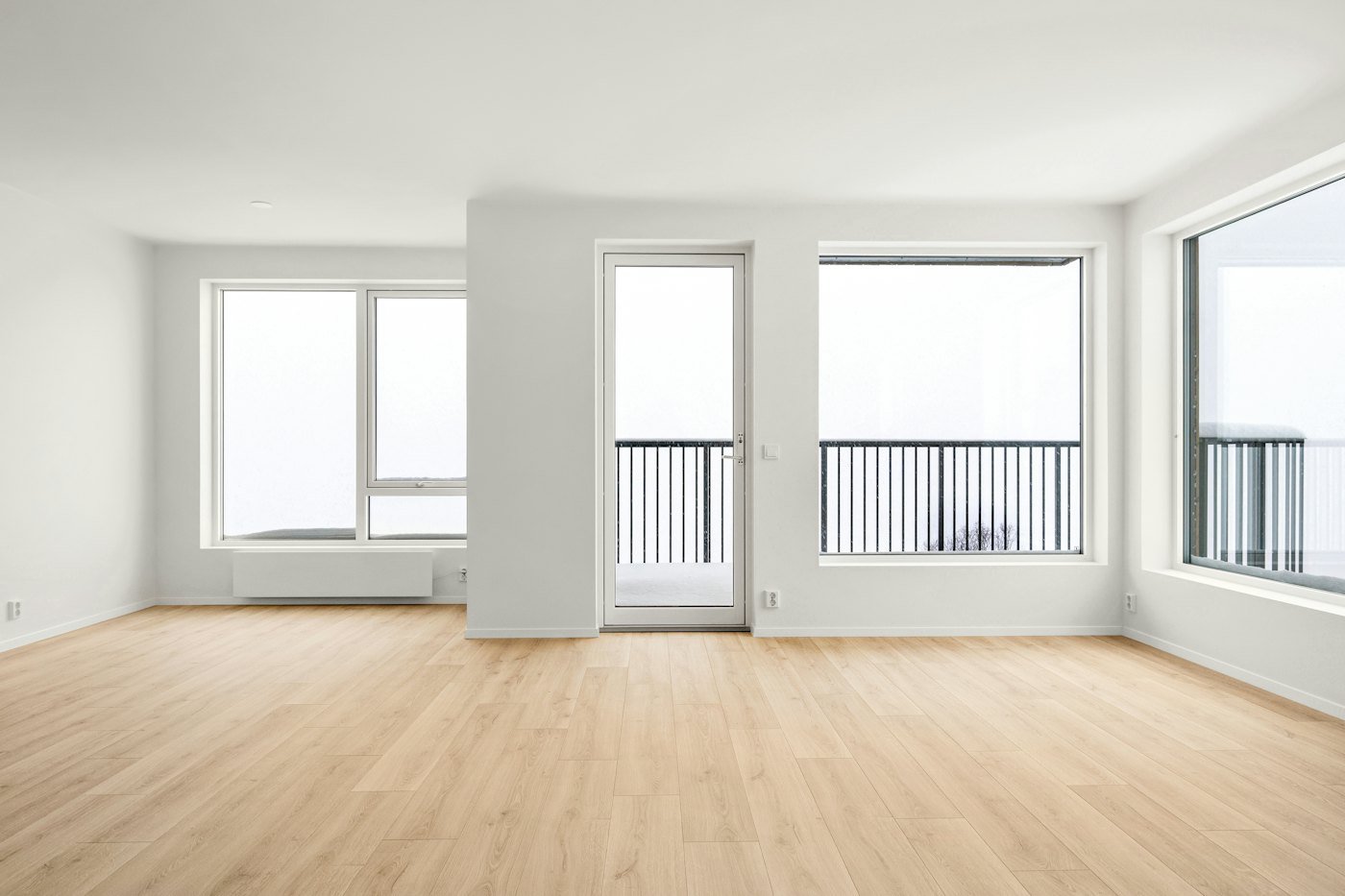 Pièce vide avec parquet et accès balcon