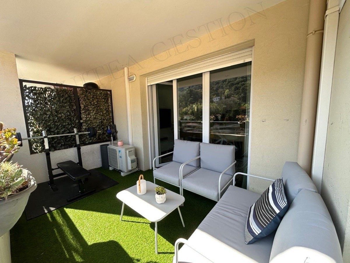 Terrasse aménagée d'un appartement meublé loué à l'année