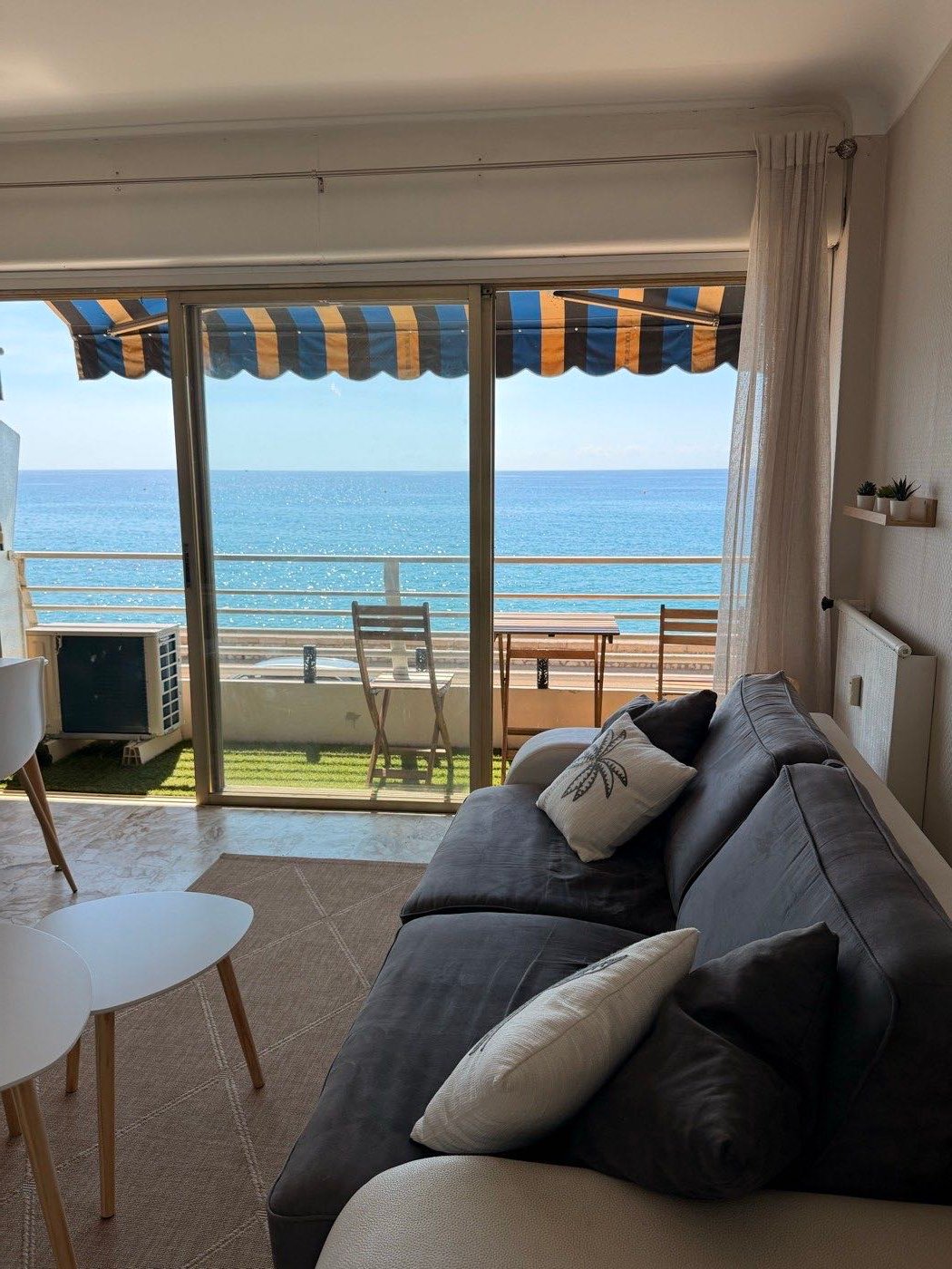 Balcon avec vue mer d'un appartement géré en courte durée à Menton