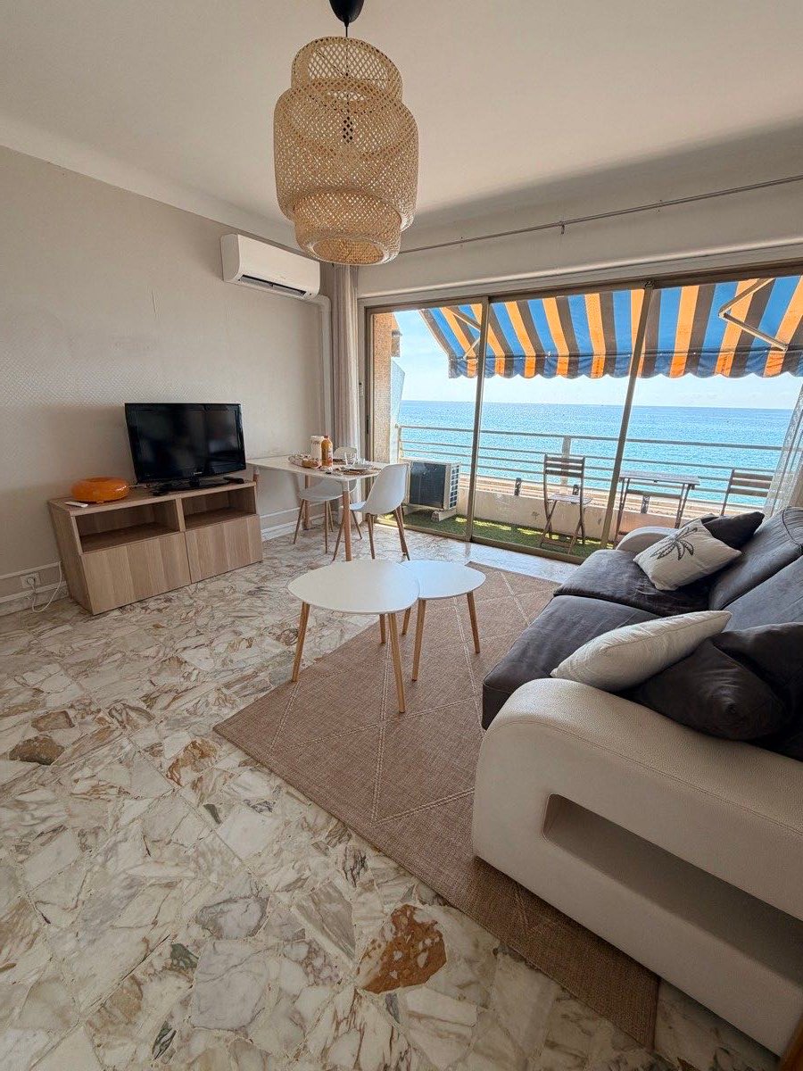 Séjour vue mer d'un appartement géré par NUITEA
