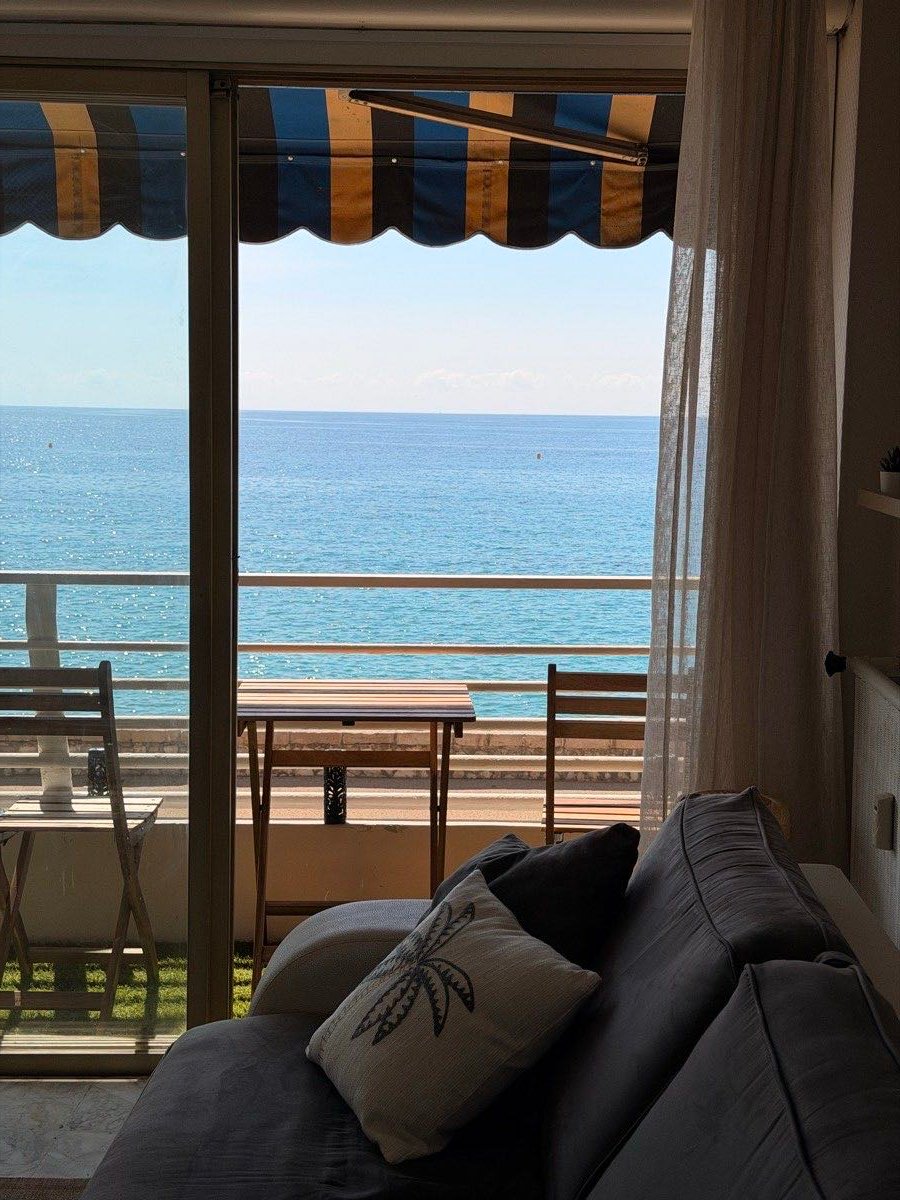 Balcon d'un appartement géré par NUITEA face à la mer