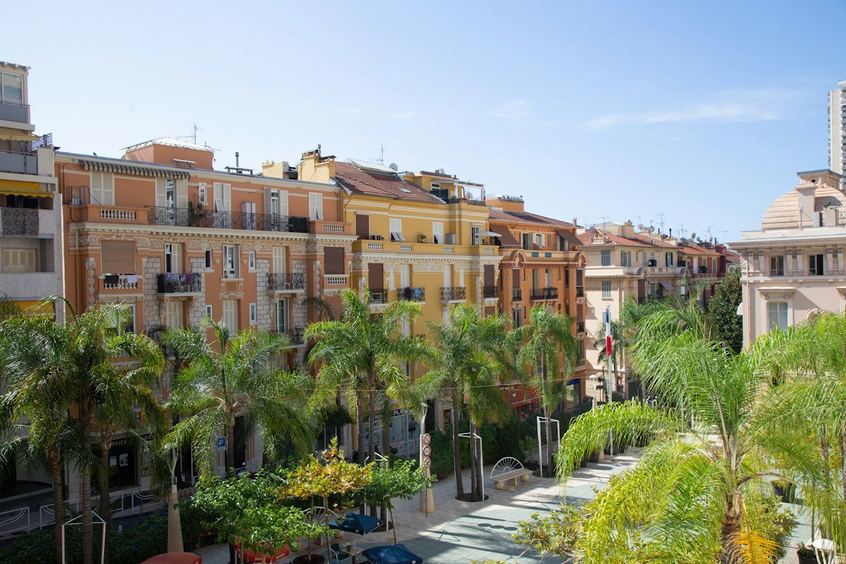 Façades Belle Époque et palmiers à Beausoleil