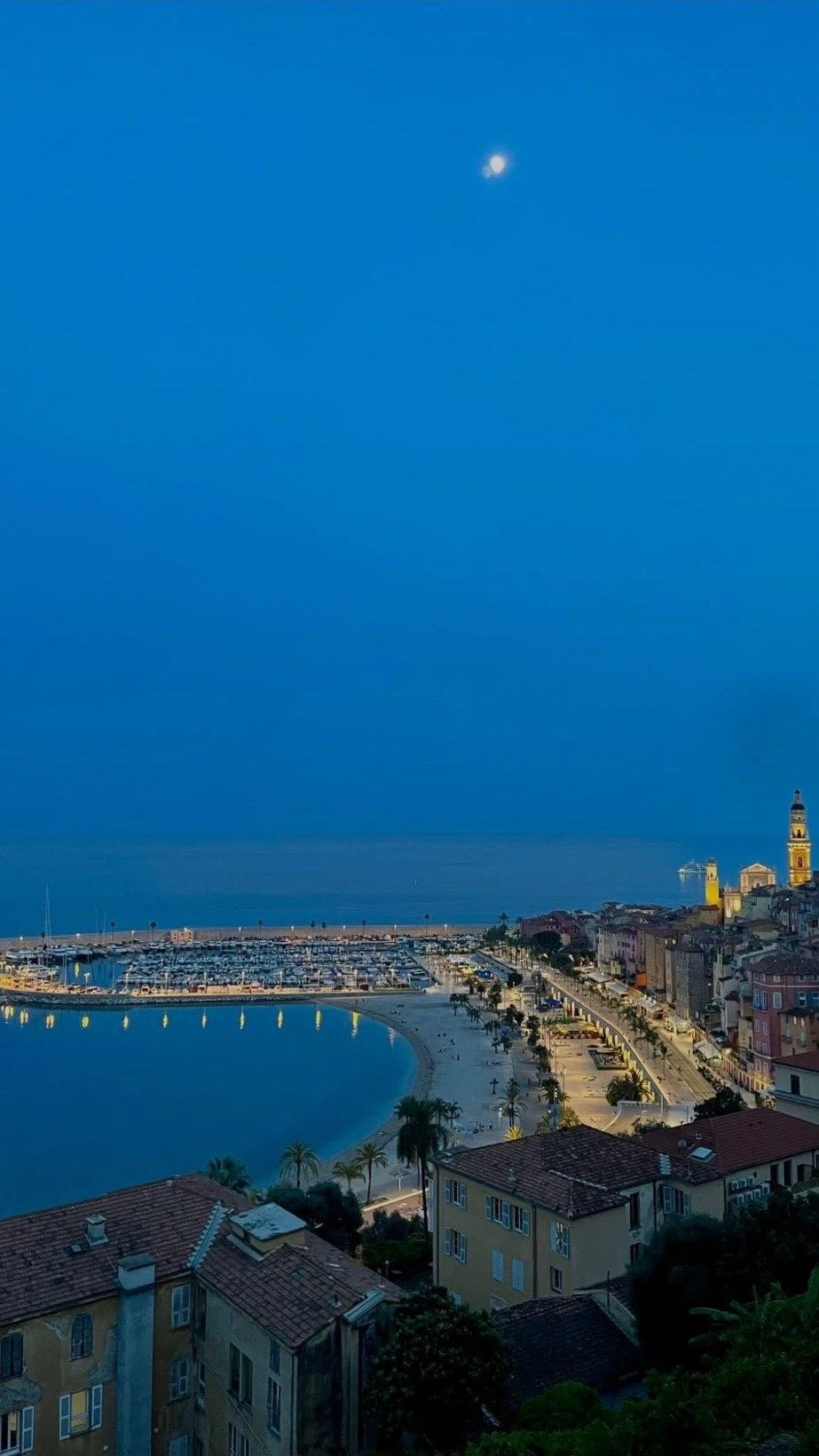 Menton de nuit vue depuis les hauteurs