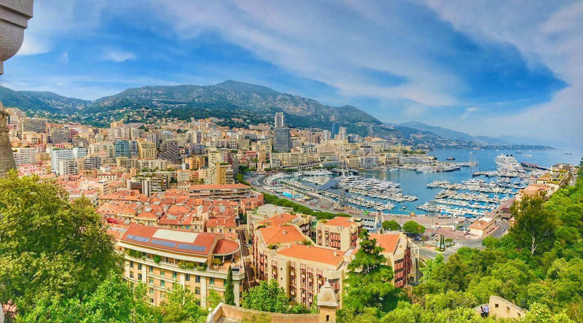 Monaco et le port Hercule, à quelques pas de Beausoleil