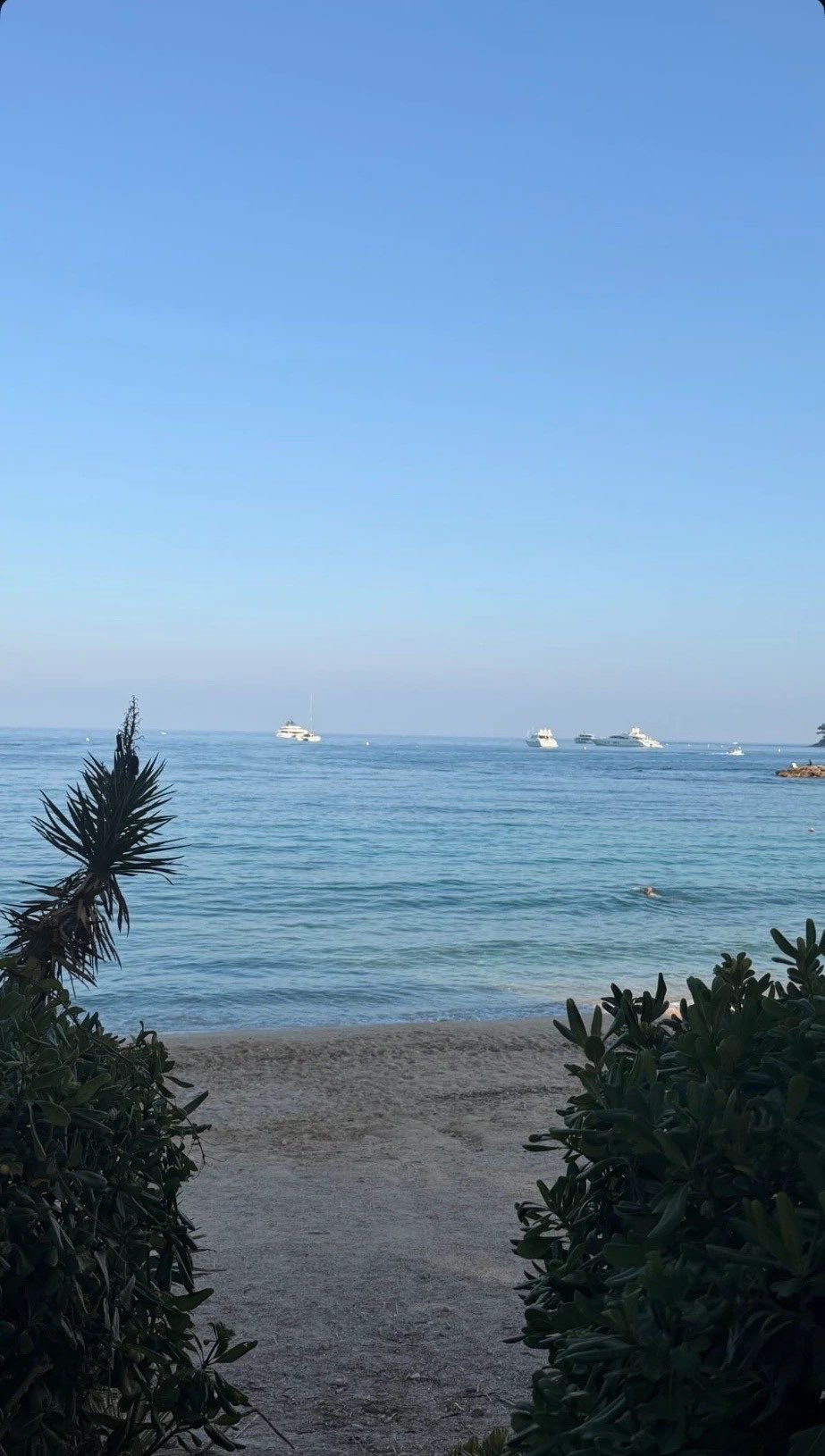 Plage face aux yachts au mouillage