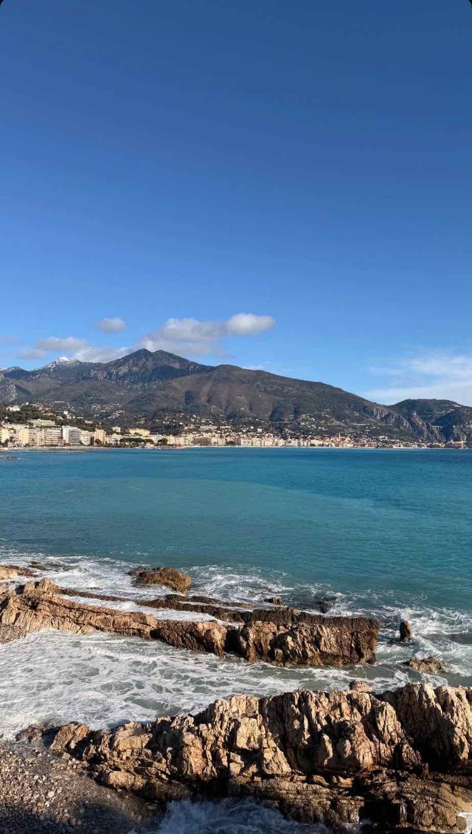 Rochers du littoral de Roquebrune et montagnes enneigées